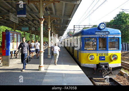 SOPOT, Polen - 26. Juli 2012: Zug der schnellen s-Bahn (Polnisch: SKM - Szybka Campus Miejska) am Bahnhof Sopot. Ist eine Eisenbahn-Transport-System in PolishTricity Bereich (Gdansk, Sopot, Gdynia) Stockfoto