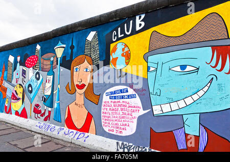 BERLIN, Deutschland - 2. Juli 2014: Fragment der East Side Gallery in Berlin. Es ist ein 1,3 km langer Teil der original Berliner Mauer, die 1989 zusammengebrochen und jetzt ist der größten Welt Graffiti Galerie Stockfoto