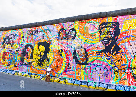 BERLIN, Deutschland - 2. Juli 2014: Fragment der East Side Gallery in Berlin. Es ist ein 1,3 km langer Teil der original Berliner Mauer welche c Stockfoto