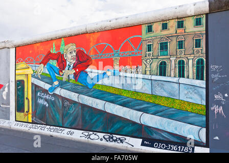 BERLIN, Deutschland - 2. Juli 2014: Fragment der East Side Gallery in Berlin. Es ist ein 1,3 km langer Teil der original Berliner Mauer, die 1989 zusammengebrochen und jetzt ist der größten Welt Graffiti Galerie Stockfoto