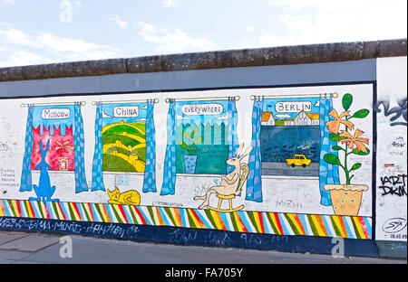 BERLIN, Deutschland - 2. Juli 2014: Fragment der East Side Gallery in Berlin. Es ist ein 1,3 km langer Teil der original Berliner Mauer, die 1989 zusammengebrochen und jetzt ist der größten Welt Graffiti Galerie Stockfoto