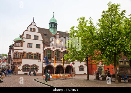 FREIBURG IM BREISGAU, Deutschland - 1. Mai 2013: Historische Gebäude am Rathausplatz (Rathausplatz) in Freiburg Im Breisgau cit Stockfoto