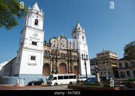 PANAMA CITY, Panama – Plaza de la Catedral, auch bekannt als Plaza de la Independencia oder Plaza Mayor, ist der zentrale Platz des historischen Casco Viejo Viertels in Panama City. Dieser platz ist eine bedeutende kulturelle und historische Stätte, wo oft Veranstaltungen und Versammlungen stattfinden. Es ist von bemerkenswerten Gebäuden umgeben, darunter die Metropolitan Cathedral und der Stadtpalast. Stockfoto