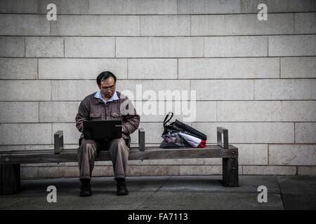 Einsamer Mann arbeitet in den Straßen von Seattle, Washington State Stockfoto