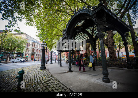 Eisen Pergola am Pioneer Square. Pioneer Square war Stadtzentrum wo Gründer im Jahre 1852 niedergelassen Stockfoto