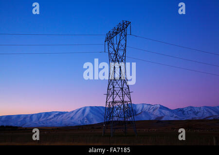 Macht Pylon in der Abenddämmerung, Maniototo, Central Otago, Südinsel, Neuseeland Stockfoto