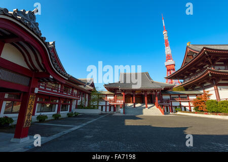 Tokyo, Japan - 12. Dezember 2015: Zōjō-Ji-Tempel in Tokio.  Zōjō-Ji ist ein buddhistischer Tempel im Stadtteil Shiba Minato, Stockfoto