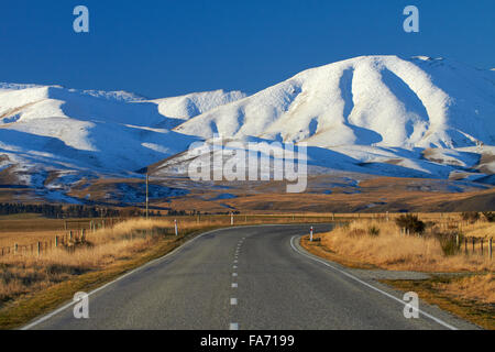 Straße in der Nähe von Oturehua und Hawkdun Bereich, Maniototo, Central Otago, Südinsel, Neuseeland Stockfoto