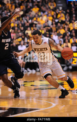 Wichita, Kansas, USA. 22. Dezember 2015. Wichita State Shockers bewachen Fred VanVleet (23) Laufwerke in den Korb während der NCAA Basketball-Spiel zwischen der Nevada Wolf Pack und die Wichita State Shockers in Charles Koch Arena in Wichita, Kansas. Kendall Shaw/CSM/Alamy Live-Nachrichten Stockfoto