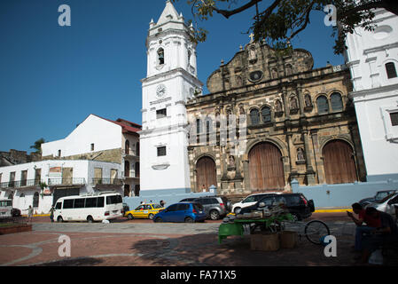 Plaza de la Catedral Casco Viejo Panama-Stadt Panama / PANAMA-STADT, Panama — Plaza de la Catedral — auch bekannt als Plaza de la Independencia oder Plaza Mayor — ist der zentrale Platz des historischen Viertels Casco Viejo in Panama-Stadt. Die plaza ist seit 1673 verankert, als die spanischen Kolonialbehörden die Stadt auf der Halbinsel San Felipe wieder aufbauten, nachdem der Freibeuter Henry Morgan das ursprüngliche Panamá Viejo verbrannt hatte. Zu den Gebäuden aus der Kolonialzeit und der republikanischen Zeit gehören die Metropolitan Cathedral, der Stadtpalast und das Museo del Canal Interoceánico, das das for beherbergt Stockfoto