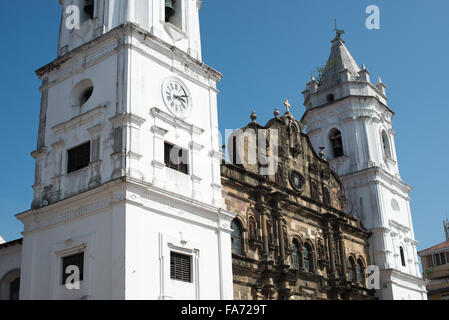 Metropolitan Cathedral Casco Viejo Panama-Stadt Panama / PANAMA-STADT, Panama — die Metropolitan Cathedral — formell die Kathedrale Basilika Santa María la Antigua — frontet an der Plaza de la Catedral, dem zentralen Platz des historischen Casco Viejo-Viertels von Panama City. Der Bau der Kathedrale begann 1688 und wurde 1796 geweiht, was sie zu einer der ältesten in Mittelamerika macht; die UNESCO hat ihre fünf Gänge und das Holzdach als einzigartig in Amerika bezeichnet. Die plaza de la Independencia oder Plaza Mayor wurde 1673 im Herzen des Kolonialrasters angelegt Stockfoto
