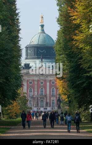 Annäherung an das neue Palais im Park Sanssouci, Potsdam, Deutschland Stockfoto