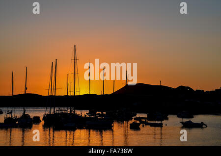 Silhouette Boot im Meer Stockfoto