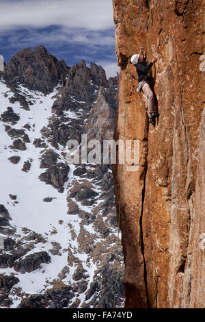 Bergsteigen und Klettern einen Granit-Turm in den argentinischen Anden gefeierten "Cerro Catedral" Klettergebiet in der Nähe von Bariloche. Stockfoto