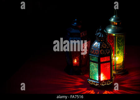Eine beleuchtete bunte Ramadan-Laterne Stockfoto