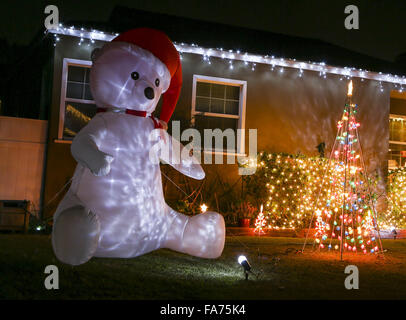 Los Angeles, Kalifornien, USA. 13. Juni 2015. Ein Haus in Weihnachtsbeleuchtung in Los Angeles, USA, auf Donnerstag, 17. Dezember 2015 abgedeckt. © Ringo Chiu/ZUMA Draht/Alamy Live-Nachrichten Stockfoto