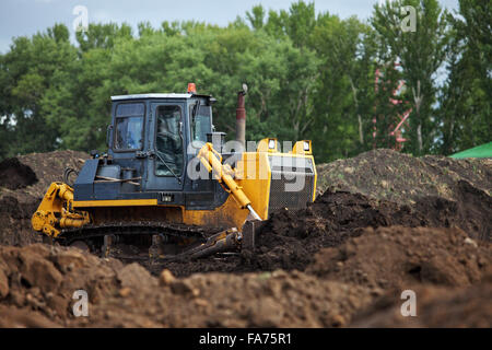 Planierraupe bei der Arbeit im Weg machen Stockfoto