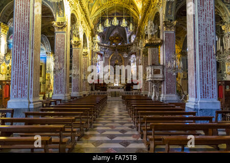 Hauptschiff der Basilika Santa Maria Assunta, die größte römisch-katholische Kirche der Stadt Camogli, Ligurien, Italien. Stockfoto