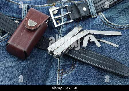 Detail der Blue Jeans mit Edelstahl multitool Messer und Ledertasche Stockfoto