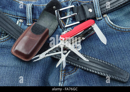 Detail der Blue Jeans Multifunktions Taschenmesser mit Lederetui Stockfoto