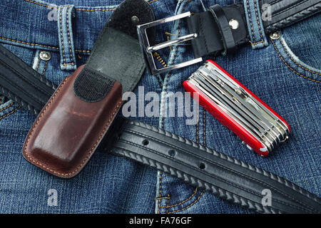 Detail der Blue Jeans mit Gürtel aus Leder, Taschenmesser und Gehäuse Stockfoto