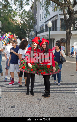 Damen gekleidet in roten festliche Kostüme auf dem Weihnachtsmarkt in Funchal Madeira Stockfoto