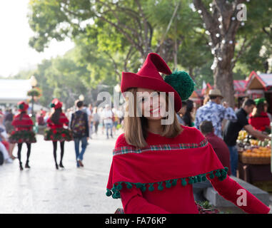 Damen gekleidet in roten festliche Kostüme auf dem Weihnachtsmarkt in Funchal Madeira Stockfoto