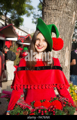 Damen gekleidet in roten festliche Kostüme auf dem Weihnachtsmarkt in Funchal Madeira Stockfoto