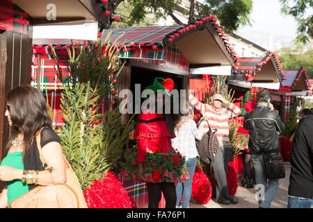 Damen gekleidet in roten festliche Kostüme auf dem Weihnachtsmarkt in Funchal Madeira Stockfoto