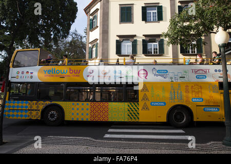 Gelben offenen Bus in Funchal Madeira Stockfoto