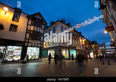 Stadt von Shrewsbury, England. Malerische Nachtansicht der Shrewsbury Pride Hill, in der Weihnachtszeit. Stockfoto