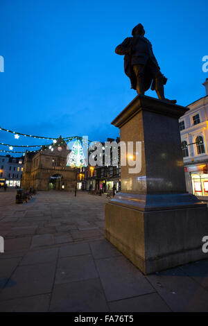 Stadt von Shrewsbury, England. Shrewsbury Platz während der Weihnachtszeit mit der alten Markthalle im Hintergrund. Stockfoto