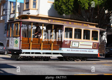 San Francisco - USA - 17. Juli 2011: Typische San Francisco Zug reisen hinunter die Embarcadero an einem sonnigen Tag. Stockfoto