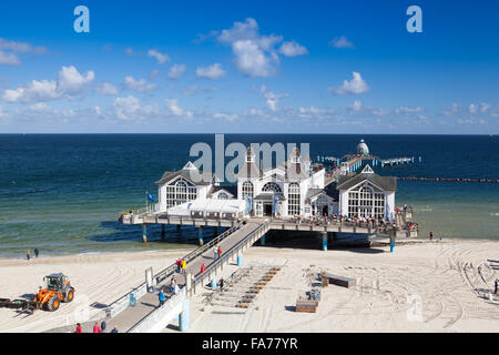 Sellin, Deutschland - 26. September, 2015:Pier mit historischen Haus. Eine berühmte Touristenattraktion auf der Insel Rügen. Stockfoto