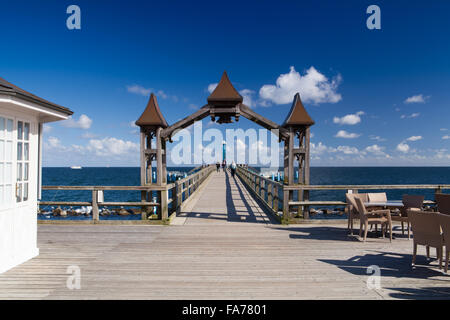 Sellin, Deutschland - 26. September, 2015:Pier mit historischen Haus. Eine berühmte Touristenattraktion auf der Insel Rügen. Stockfoto