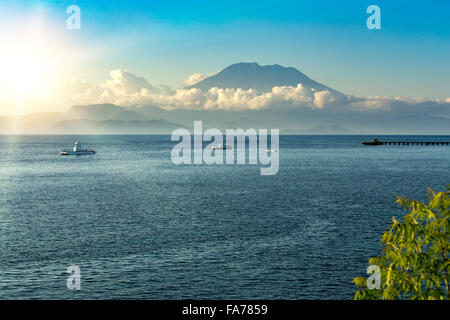 schöne Aussicht auf Bali vom Ozean, Insel Nusa Penida, Vulcano mit blauen Meer und den Himmel in Wolken Stockfoto