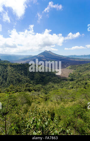 Batur Vulkan und Agung Panorama Bergblick mit blauem Himmel von Kintamani, Bali, Indonesien Stockfoto