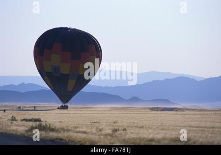 Namibia, Namib-Naukluft National Park, Heißluftballon, der über der Namib-Wüste fliegt Stockfoto