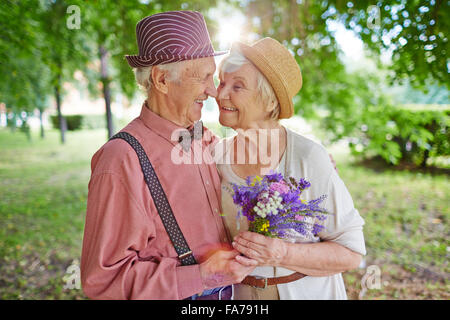 Glückliche ältere paar verliebt Sommertag gemeinsam genießen Stockfoto