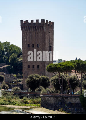 FLORENZ, ITALIEN - 04. AUGUST 2015: Turm am Fluss Arno Stockfoto