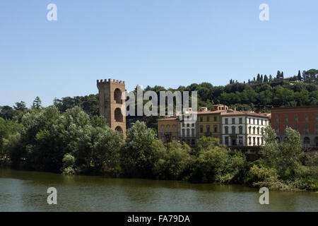 FLORENZ, ITALIEN - 04. AUGUST 2015: Turm am Fluss Arno Stockfoto