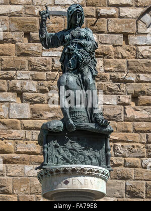 FLORENZ, ITALIEN - 04. AUGUST 2015: Kopie der Bronzeskulptur Judith und Holofernes (von Donatello) auf der Piazza della Signoria Stockfoto