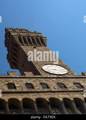 FLORENZ, ITALIEN - 04. AUGUST 2015: Der Turm des Palazzo Vecchio (alter Palast) in Florenz, Italien. Das Gebäude ist jetzt das Rathaus Stockfoto