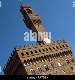 FLORENZ, ITALIEN - 04. AUGUST 2015: Der Turm des Palazzo Vecchio (alter Palast) in Florenz, Italien. Das Gebäude ist jetzt das Rathaus Stockfoto