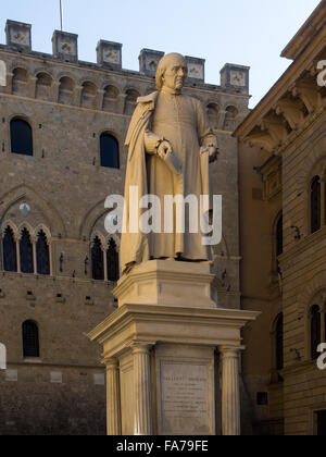 SIENA, ITALIEN - 05. AUGUST 2015: Statue der Sallustio Bandini auf der Piazza Salimbeni Stockfoto