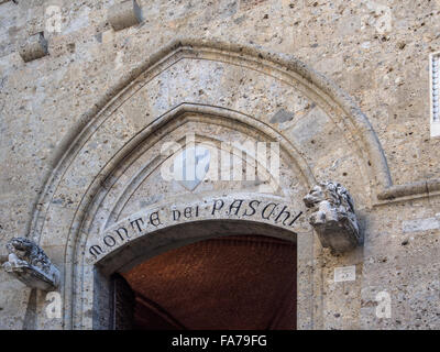 SIENA, ITALIEN - 05. AUGUST 2015: Beschilderung über der Banca Monte dei Paschi auf der Piazza Salimbeni Stockfoto