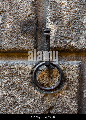 SIENA, ITALIEN - 05. AUGUST 2015: Eiserner Ring zum Anbinden von Pferden in der Wand Stockfoto