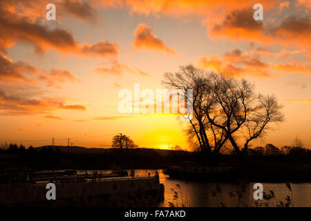 Rufford, Lancashire, UK. 23. Dezember 2015. Ein schöner Sonnenaufgang erhebt sich über die sanften Hügel der Pennine, erfüllten die ruhenden Kanalboote in Rufford Marina in Lancashire. Die ungewöhnlich warme Witterung geht weiter in der Urlaubszeit, so dass die Chancen auf eine weiße Weihnacht ziemlich schlank. [Bild von öffentlichen Flächen]  Bildnachweis: Cernan Elias/Alamy Live-Nachrichten Stockfoto