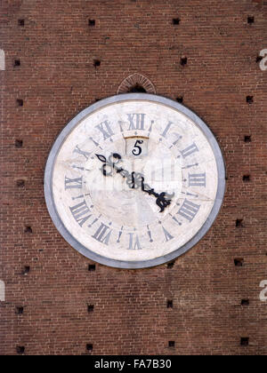 SIENA, ITALIEN - 05. AUGUST 2015: Mittelalterliche Uhr im Turm Torre del Mangia Stockfoto