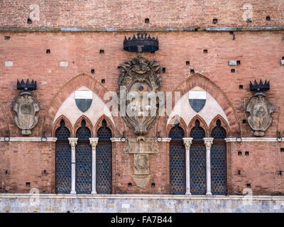 SIENA, ITALIEN - 05. AUGUST 2015: Fenster im Palazzo Pubblico Stockfoto